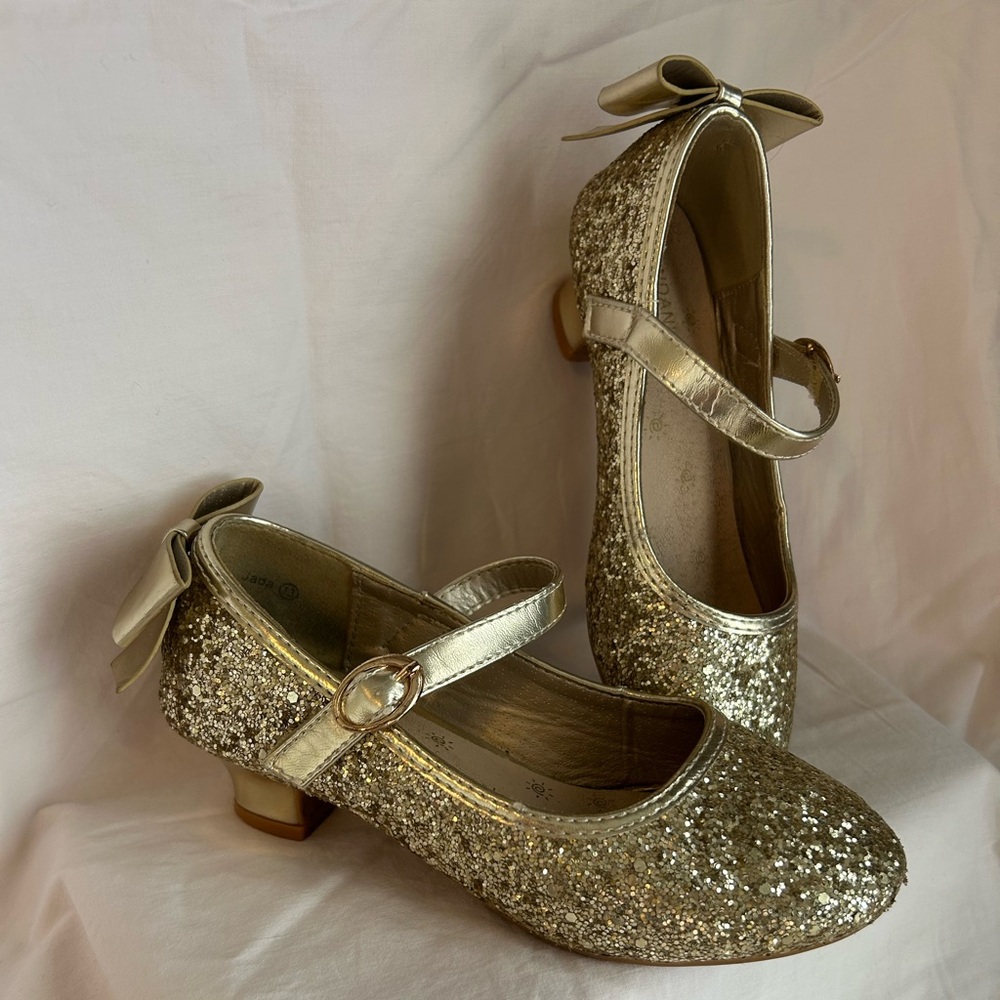 Little girls gold sparkle heels! Size 13